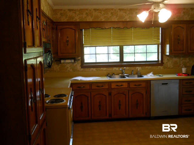 200 Earl Street Brewton, AL 36426 - Photo 5 of 15 Kitchen