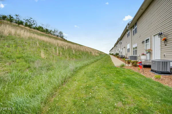$229,000 | 704 Grays Pointe Court, Unit 39, Johnson City, TN 37615
