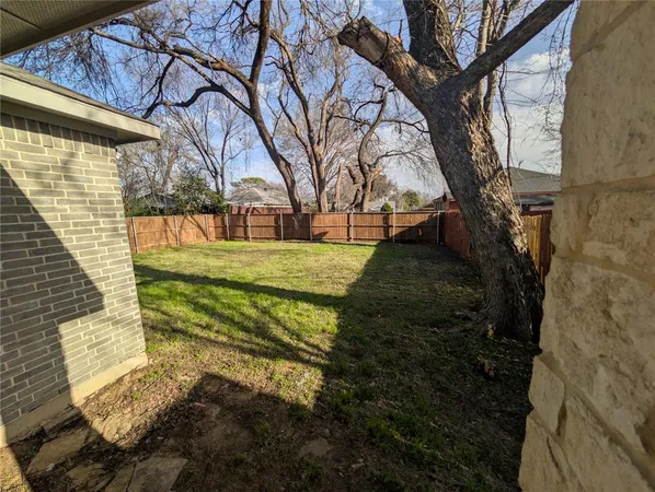 a view of back yard of the house