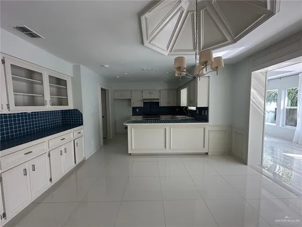 $2,000 | 4900 North E Street, McAllen, TX 78504