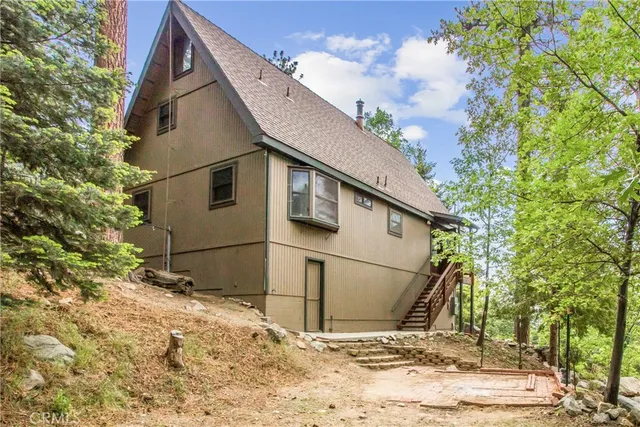 a view of backyard of the house