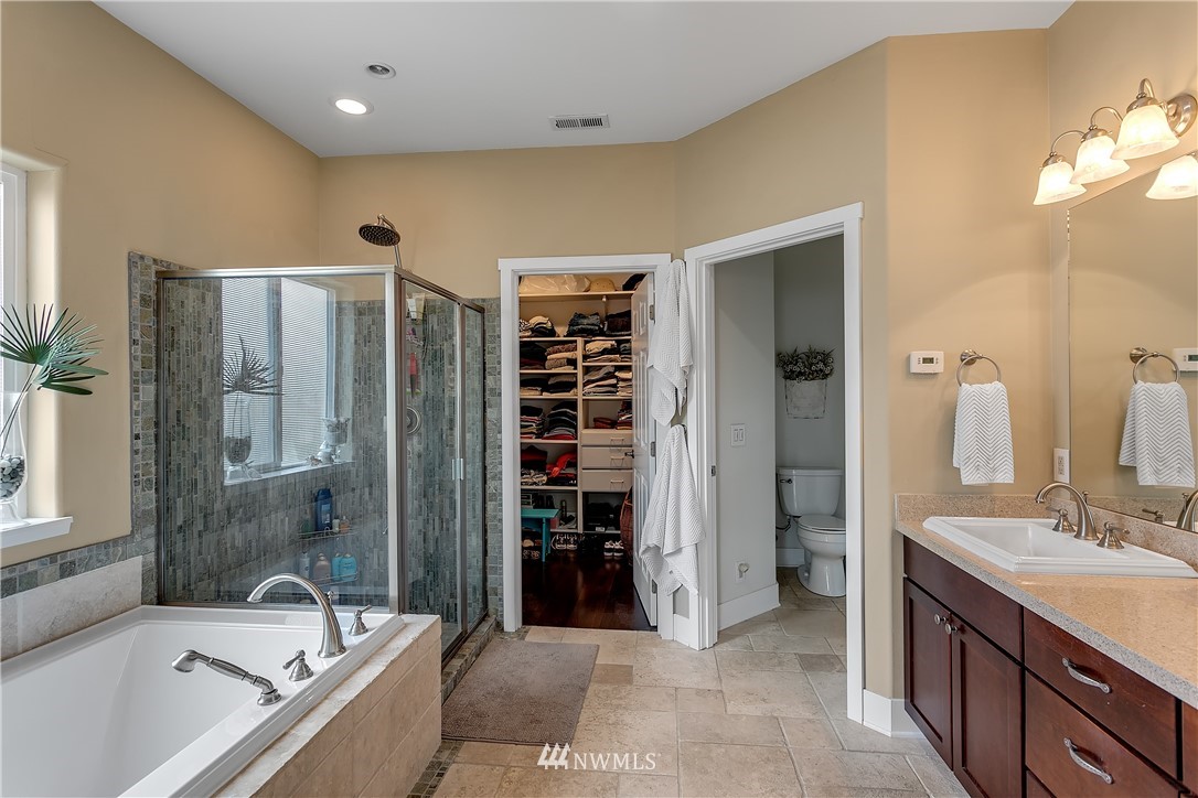 5615 Northeast 10th Street Renton, WA 98059 - Photo 13 of 35 a bathroom with a bathtub and a sink