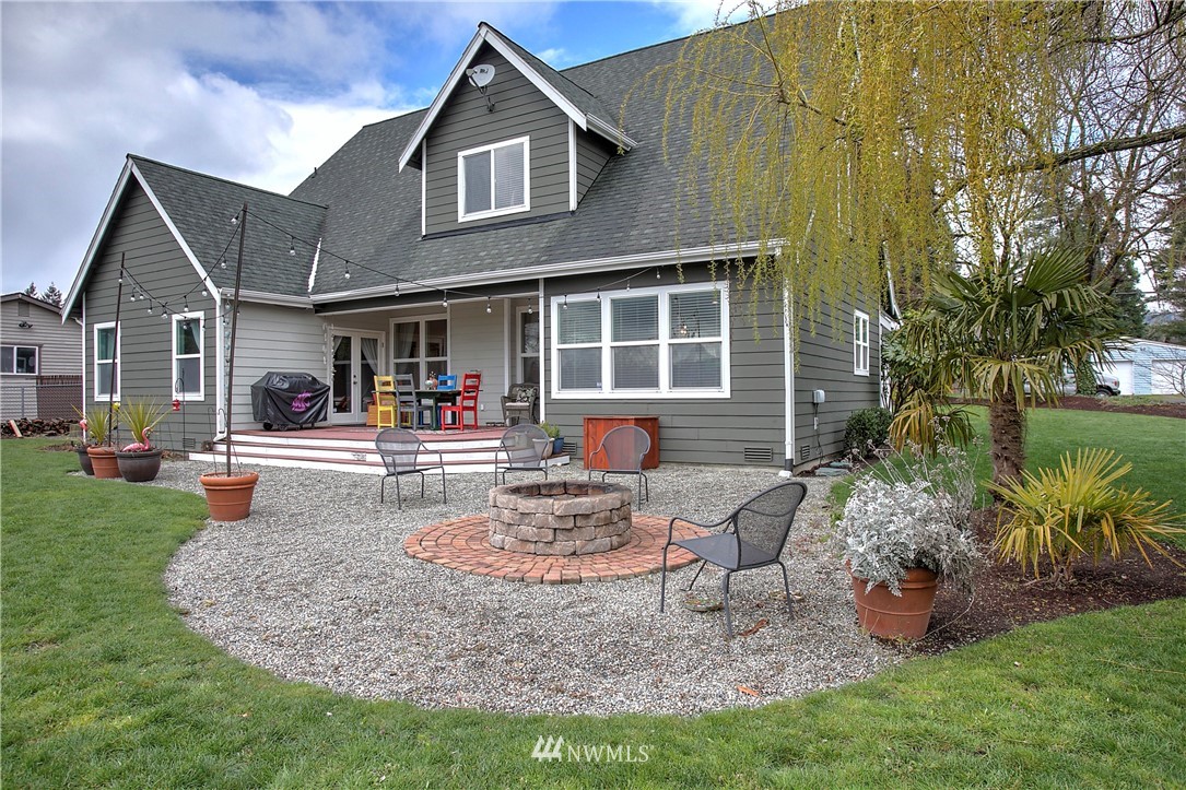 5615 Northeast 10th Street Renton, WA 98059 - Photo 31 of 35 a front view of a house with garden