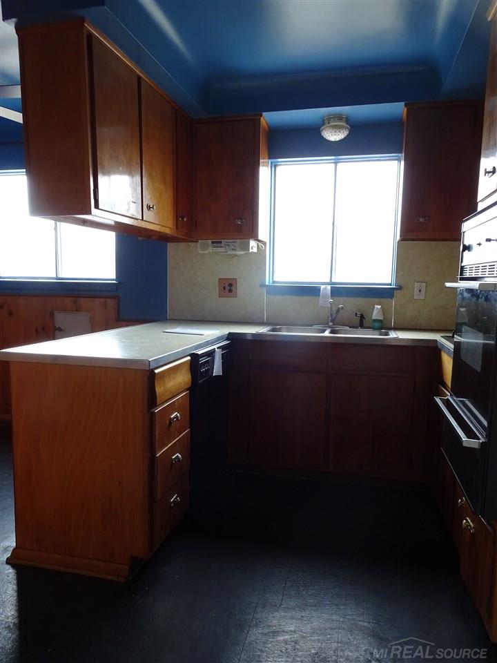 24884 Kelly Road Eastpointe, MI 48021 - Photo 7 of 19 31314937-6.JPG