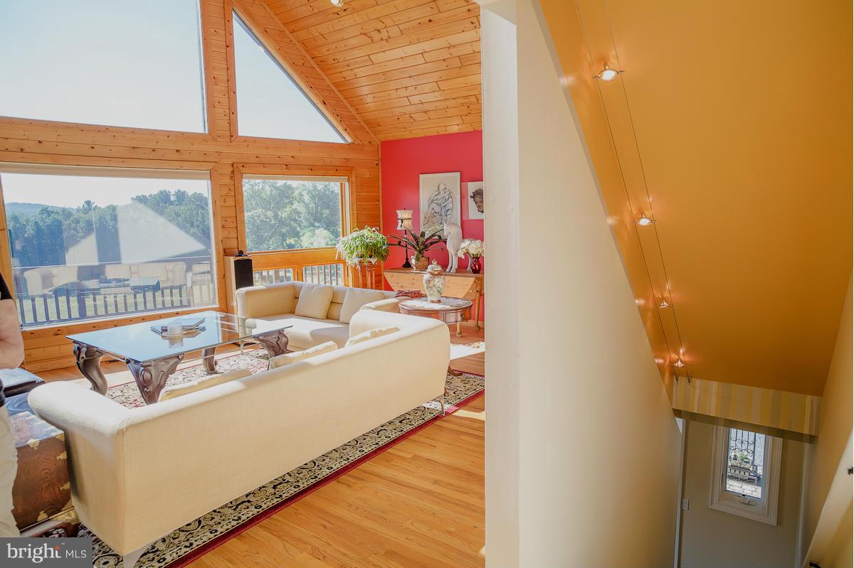11558 Hume Road Hume, VA 22639 - Photo 8 of 30 Living Room