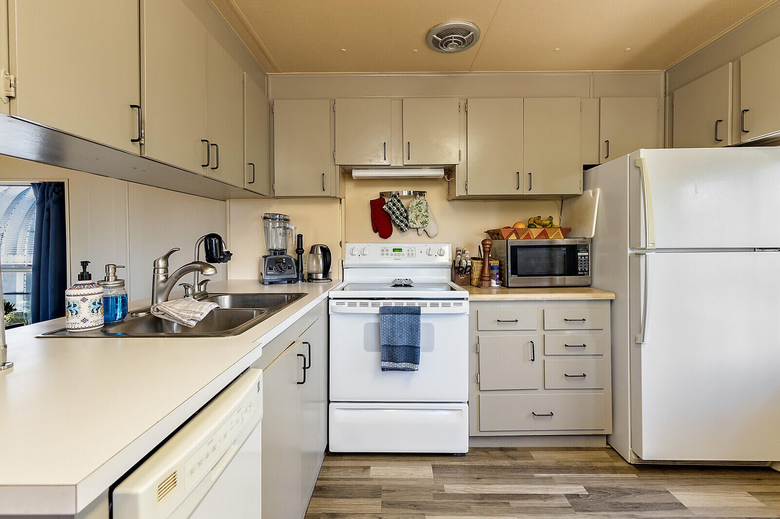 9699 Wagner Creek Road Talent, OR 97540 - Photo 40 of 52 Kitchen