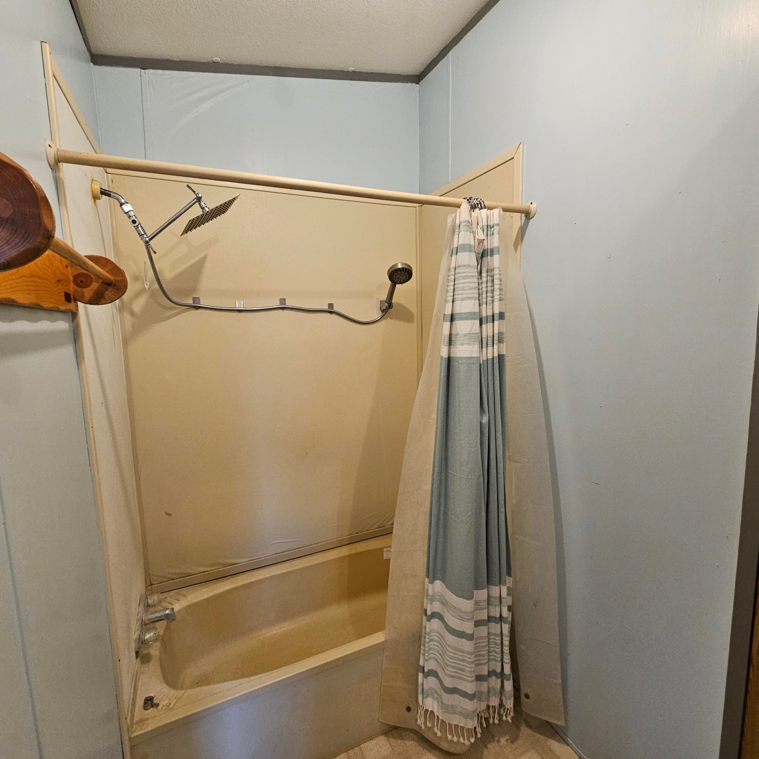 58935 Fossil Lake Road Christmas Valley, OR 97641 - Photo 12 of 19 Primary Bath