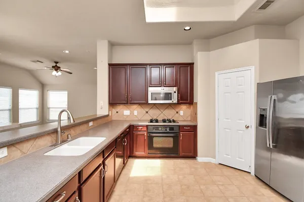 $2,450 | 2924 Perdido Bay Lane, Pearland, TX 77584