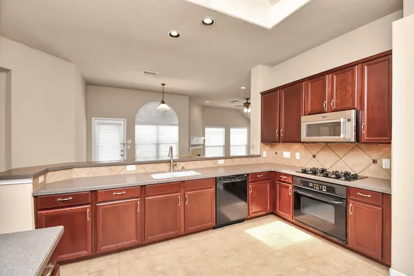 $2,450 | 2924 Perdido Bay Lane, Pearland, TX 77584