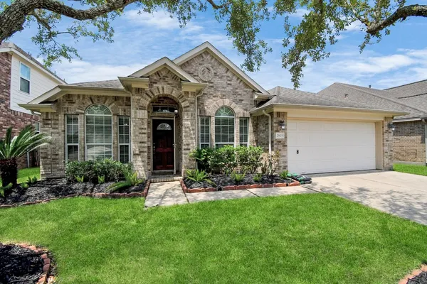 $2,450 | 2924 Perdido Bay Lane, Pearland, TX 77584