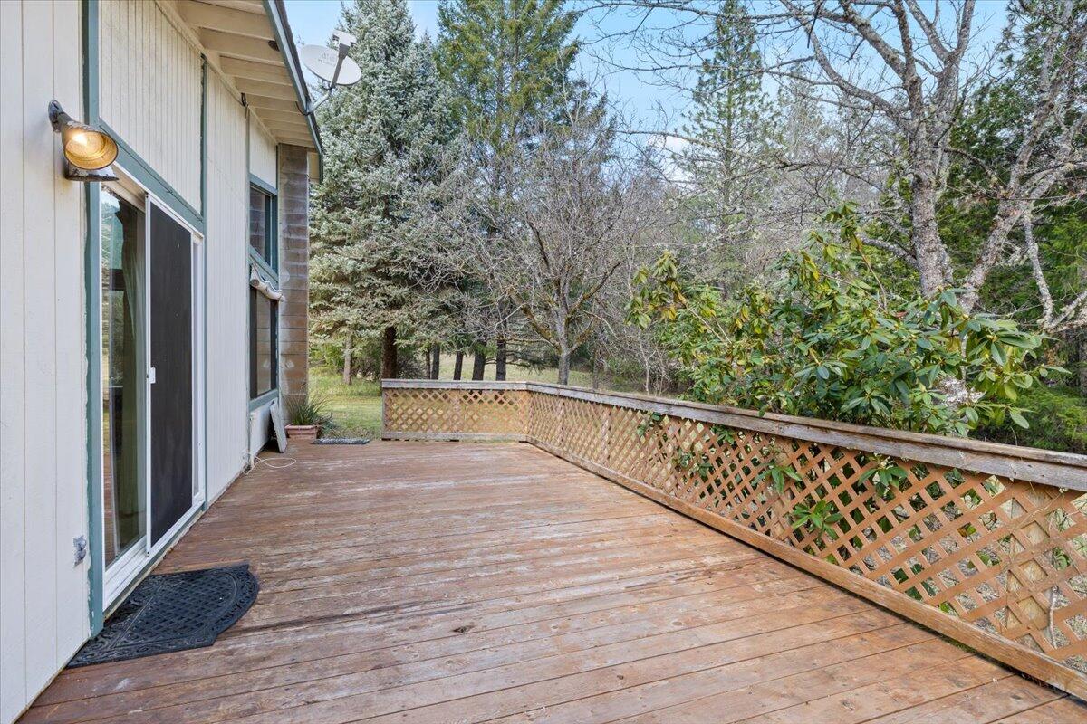 6526 Tunnel Loop Road Grants Pass, OR 97526 - Photo 36 of 54 27-CI_5250