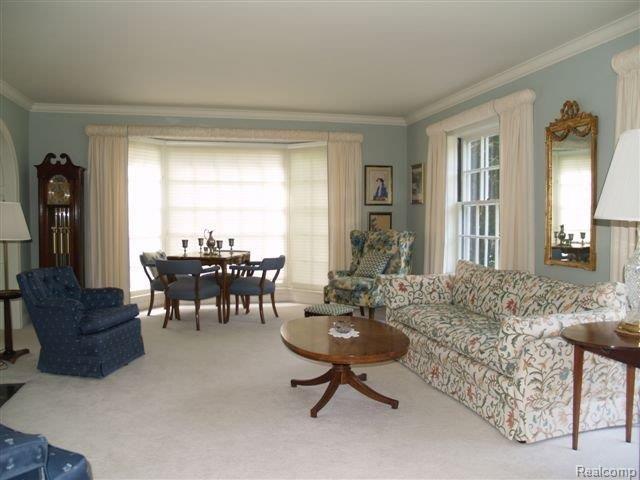 910 Whittier Road Grosse Pointe, MI 48230 - Photo 4 of 9 Living Room