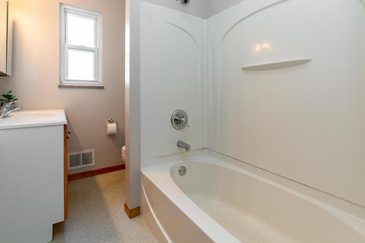 2705 Cranford Road Columbus, OH 43221 - Photo 15 of 30 Bathroom w: Tub