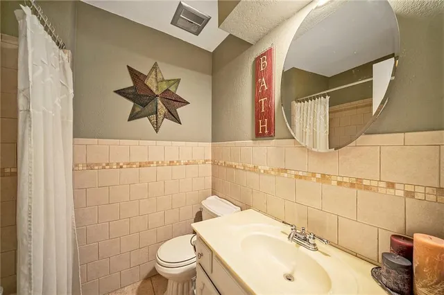 $320,000 | 2704 Northeast 67th Place, Kansas City, MO 64119