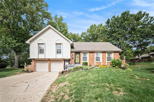 $320,000 | 2704 Northeast 67th Place, Kansas City, MO 64119