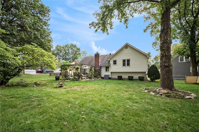 $320,000 | 2704 Northeast 67th Place, Kansas City, MO 64119