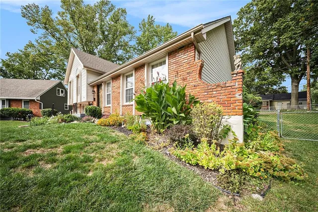 $320,000 | 2704 Northeast 67th Place, Kansas City, MO 64119