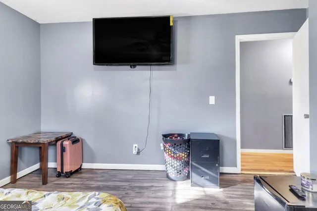 a view of a livingroom with furniture
