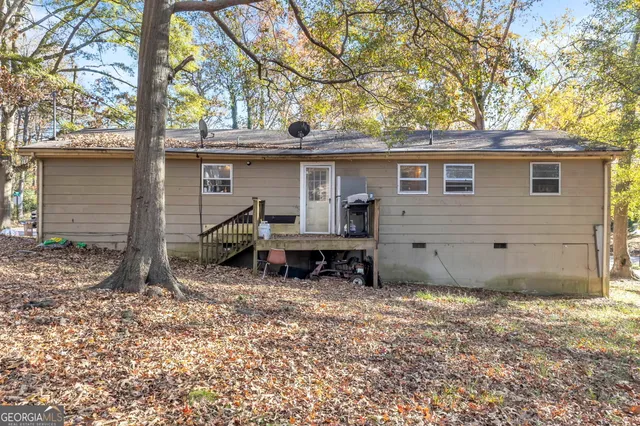 a view of a house with a yard and tree