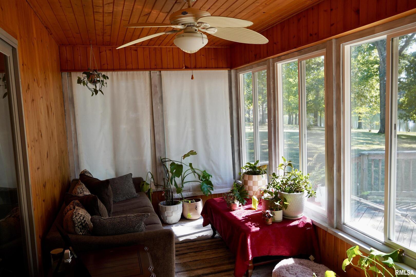 15316 Lake Point Drive Benton, IL 62812 - Photo 25 of 58 a living room with furniture and a potted plant