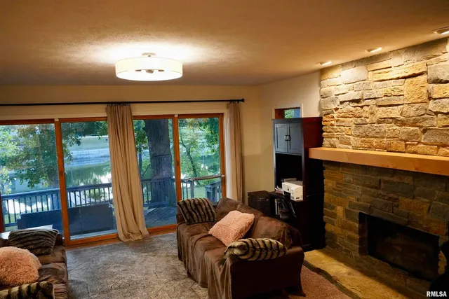 $369,000 | 15316 Lake Point Drive, Benton, IL 62812