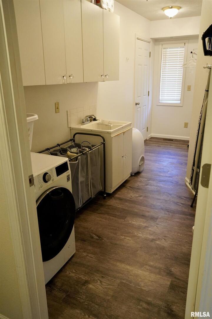 15316 Lake Point Drive Benton, IL 62812 - Photo 33 of 58 a utility room with sink dryer and washer