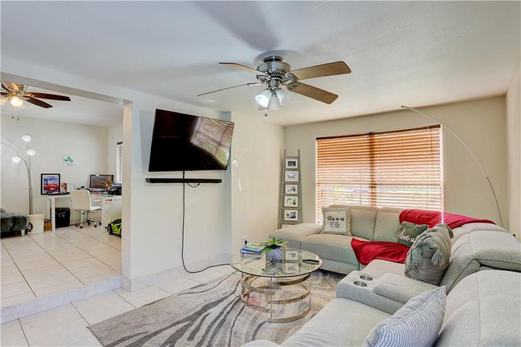 970 Southwest 3rd Avenue Pompano Beach, FL 33060 - Photo 7 of 24 06 living
