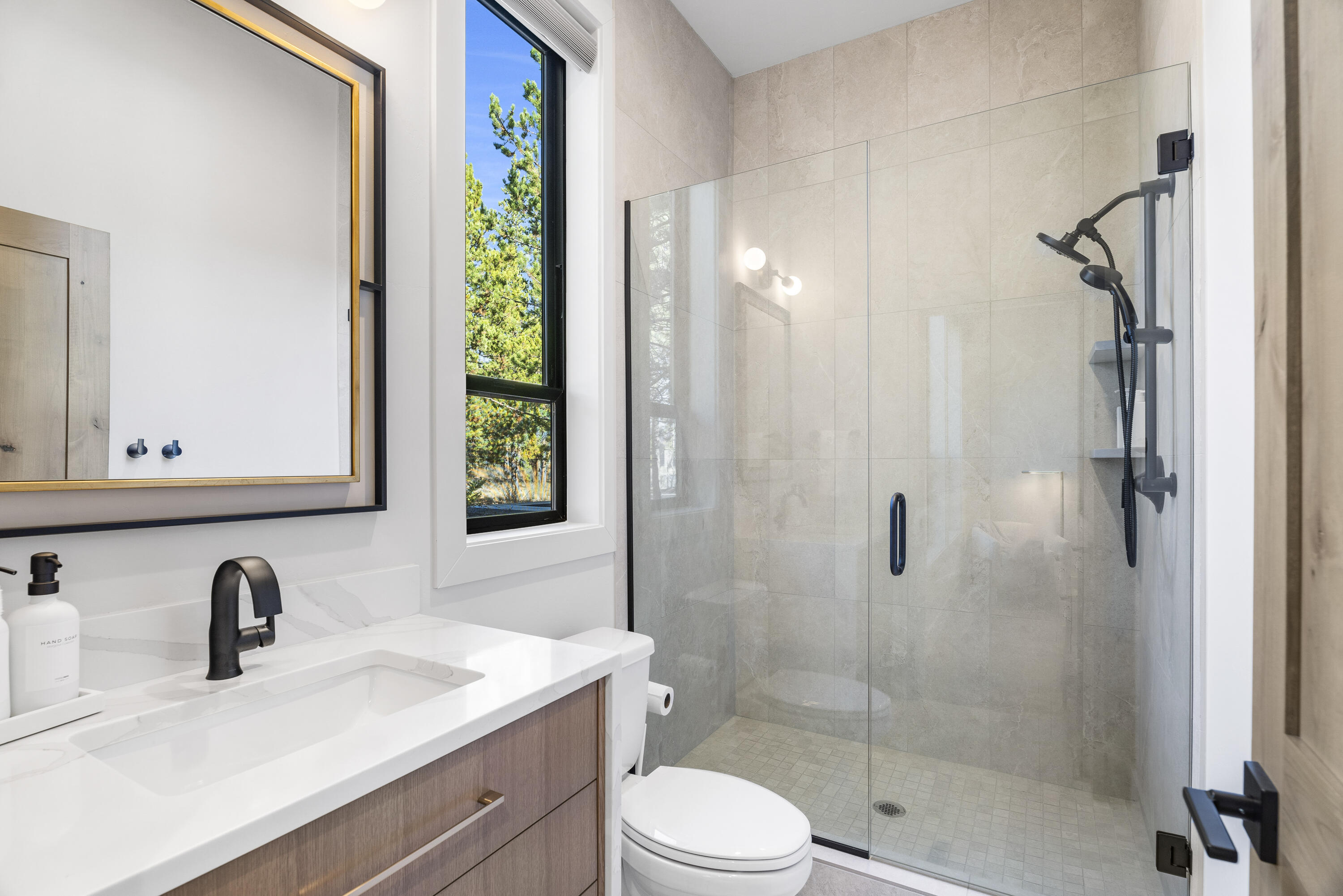 56500 Sunstone Loop, Unit 161 Bend, OR 97707 - Photo 30 of 64 Suite #2 Bath