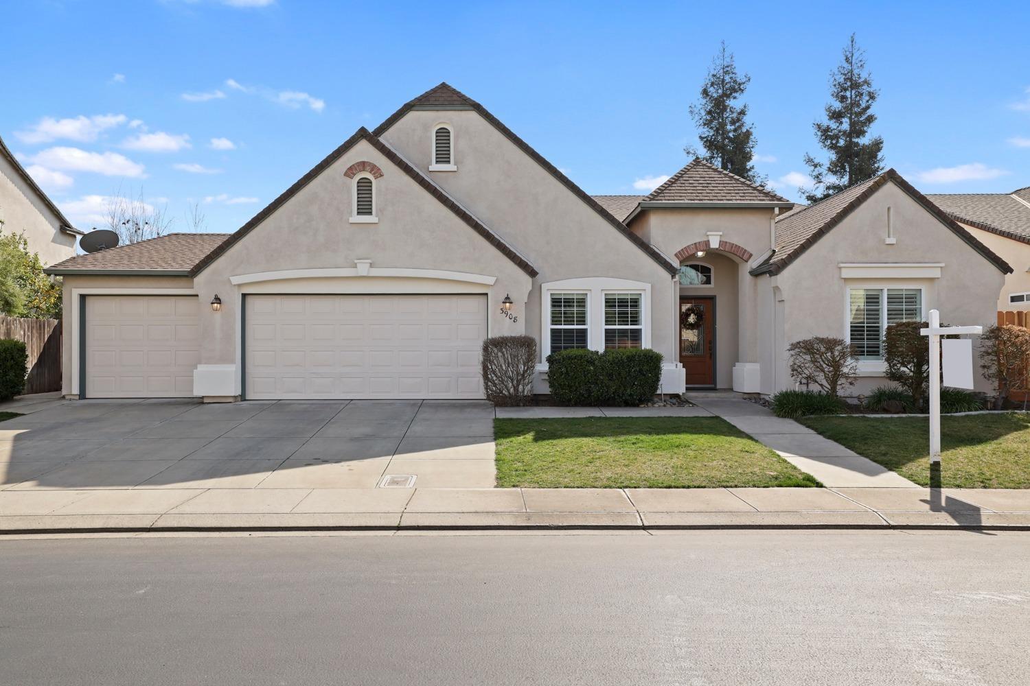 Welcome to the LOVELY and CLEAN single-story home located in the SIENA gated community!