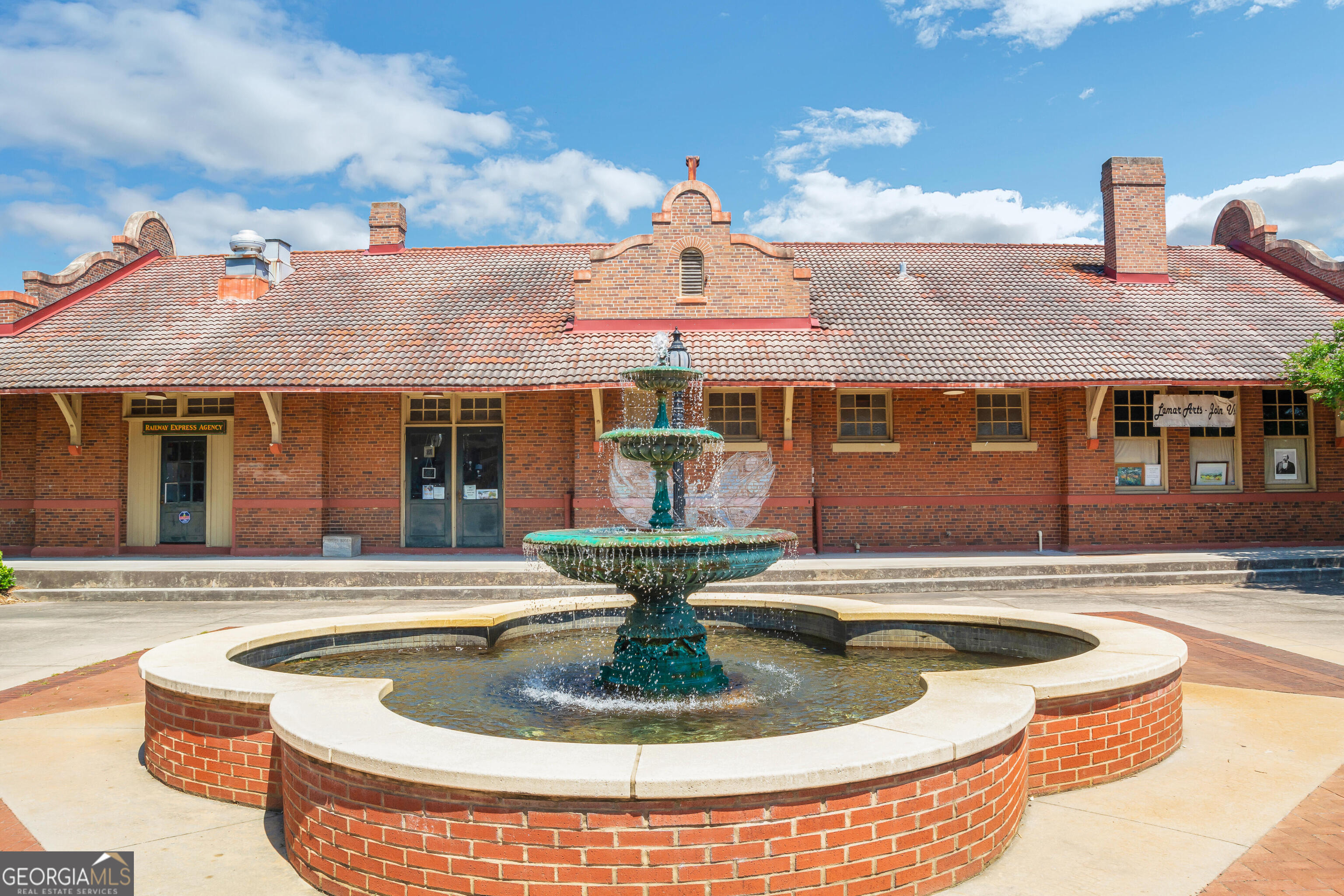 204 Mill Street Barnesville, GA 30204 - Photo 33 of 35 a front view of a house with garden
