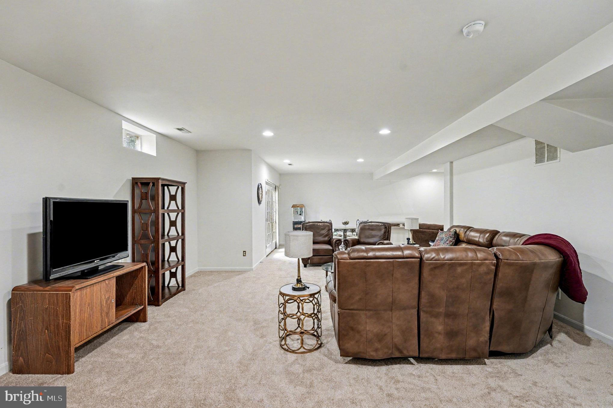 3320 McCorkle Court Triangle, VA 22172 - Photo 27 of 32 a living room with furniture and a flat screen tv