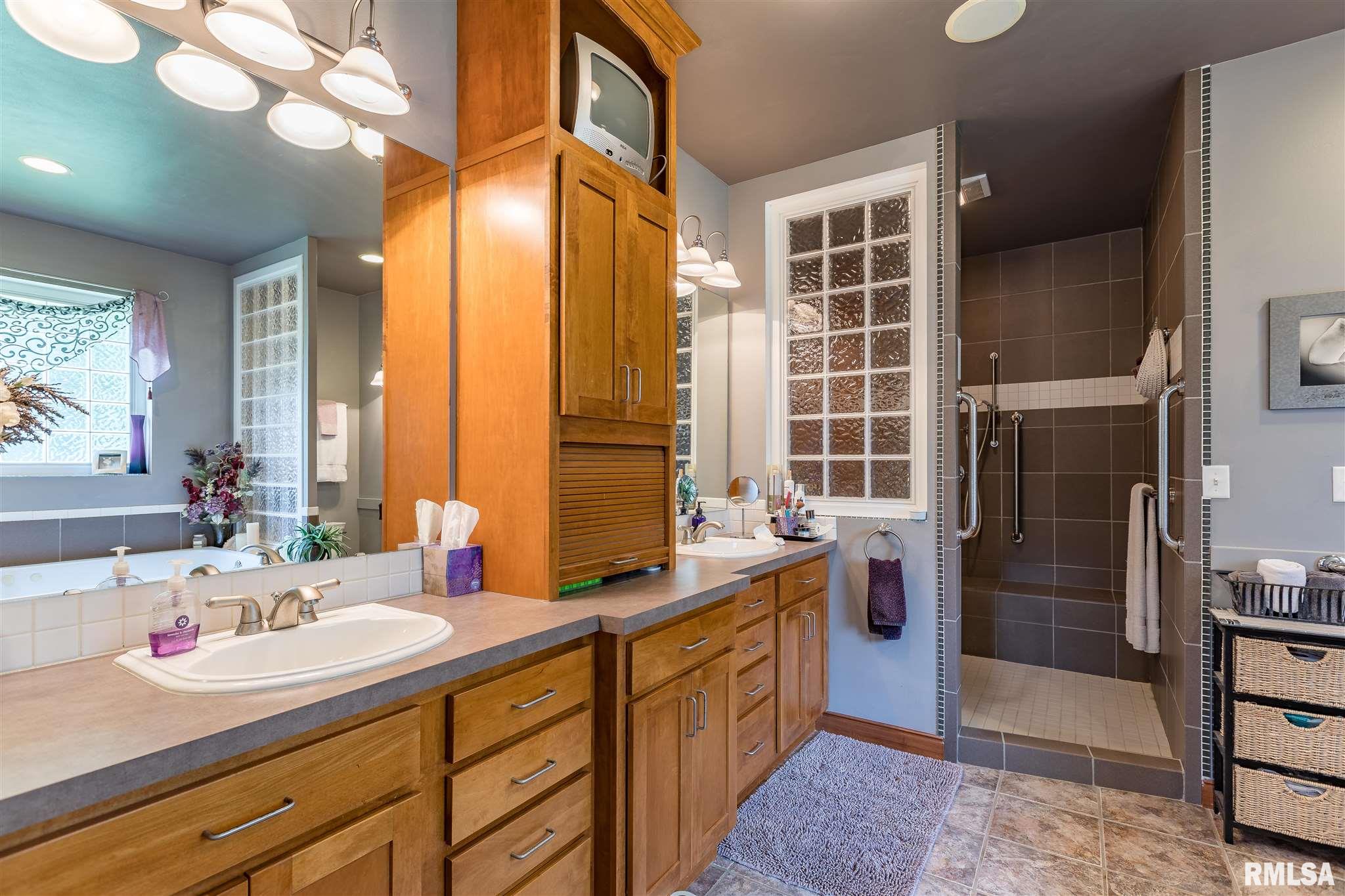2016 Geneva Hills Road Muscatine, IA 52761 - Photo 26 of 49 Gallery Image 26