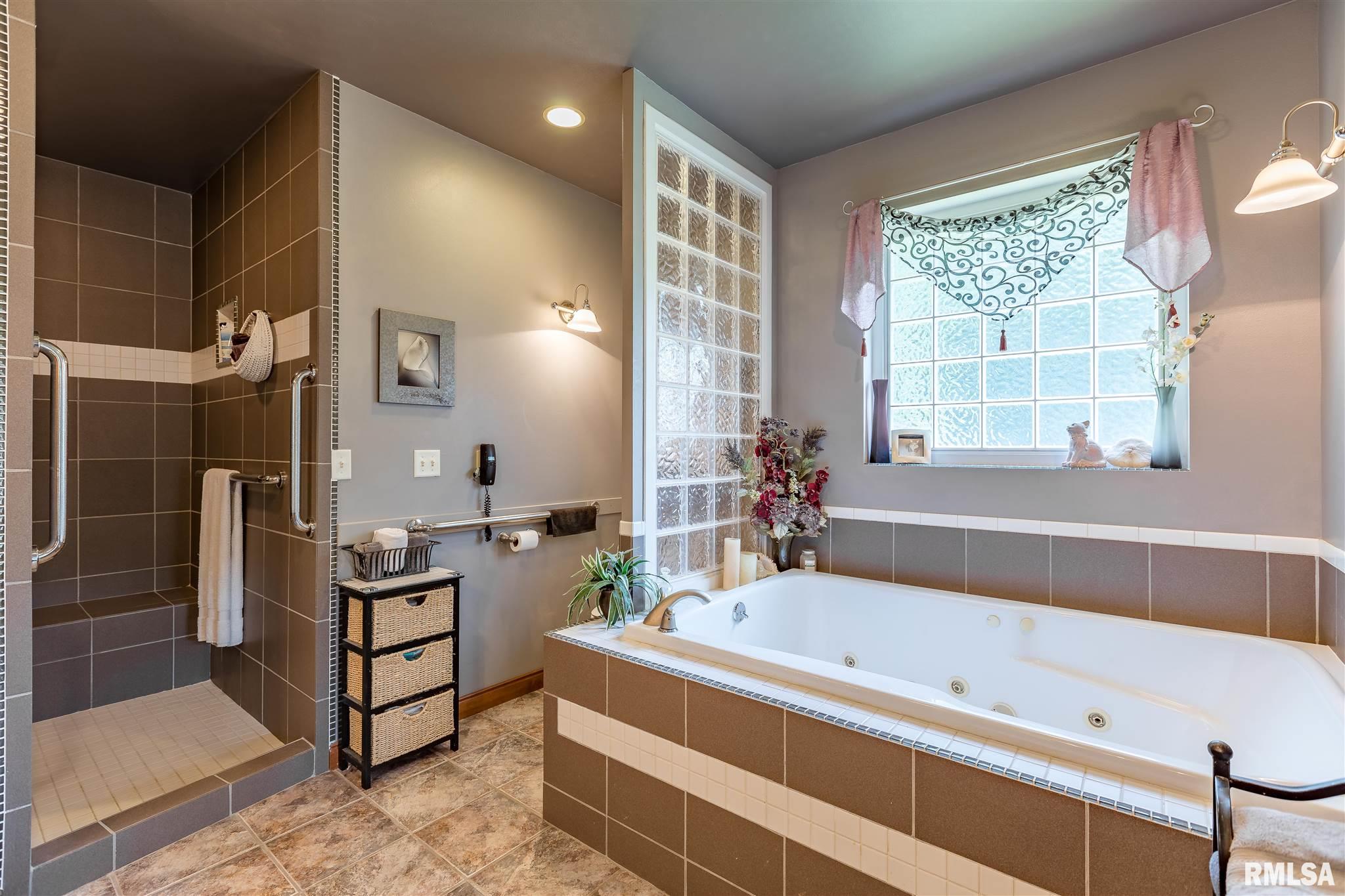 2016 Geneva Hills Road Muscatine, IA 52761 - Photo 27 of 49 Gallery Image 27