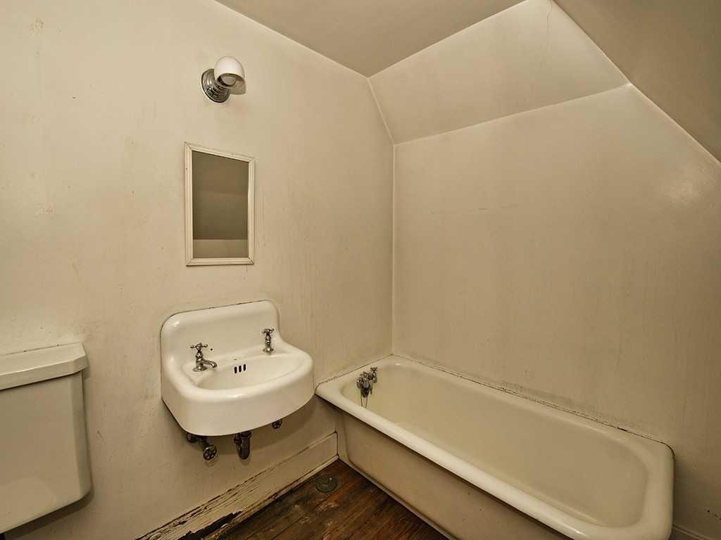 627 Beverly Road Mt. Lebanon, PA 15243 - Photo 17 of 21 Third Floor Bath.