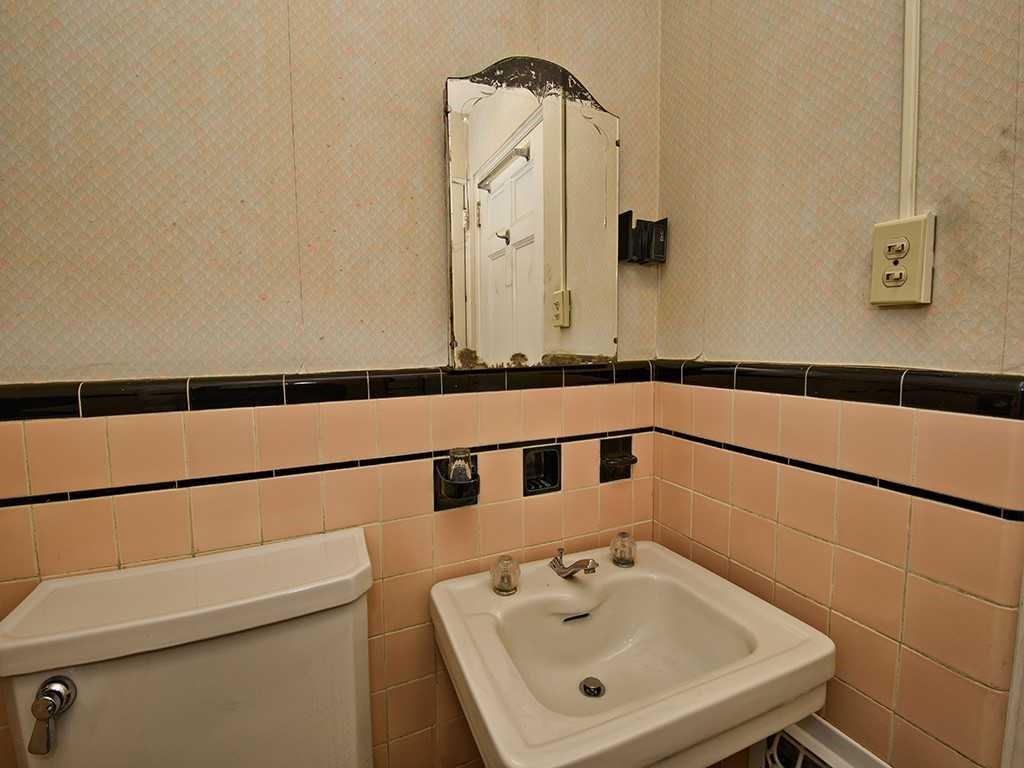 627 Beverly Road Mt. Lebanon, PA 15243 - Photo 18 of 21 First Floor Powder Room.