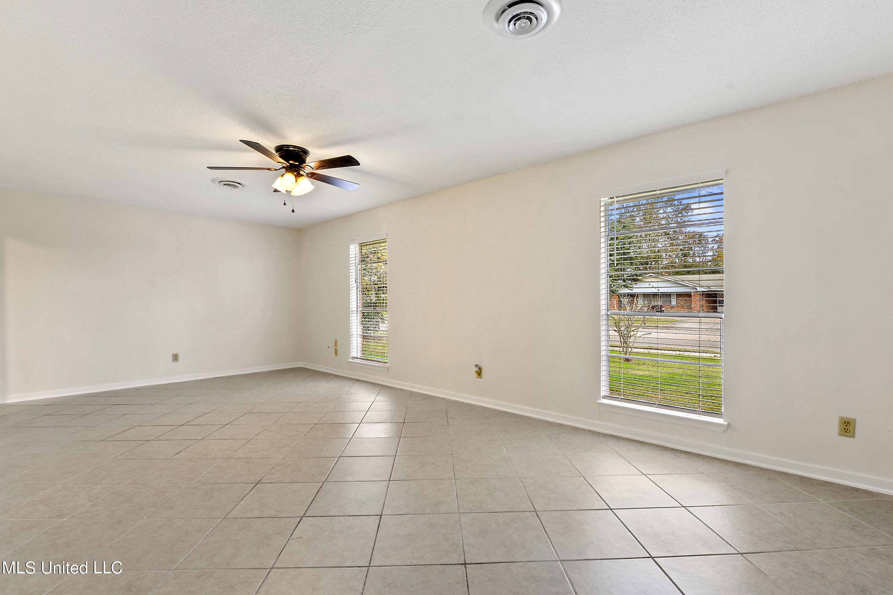 2173 Old Popp's Ferry Road Biloxi, MS 39532 - Photo 5 of 20 004