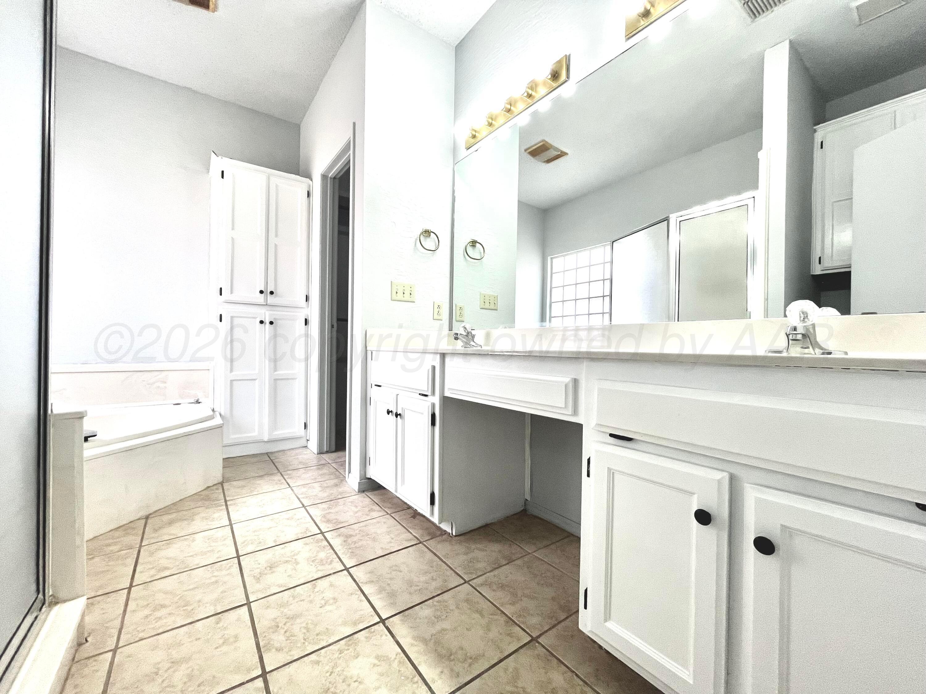 7628 Catskill Avenue Amarillo, TX 79121 - Photo 10 of 16 Primary Bath