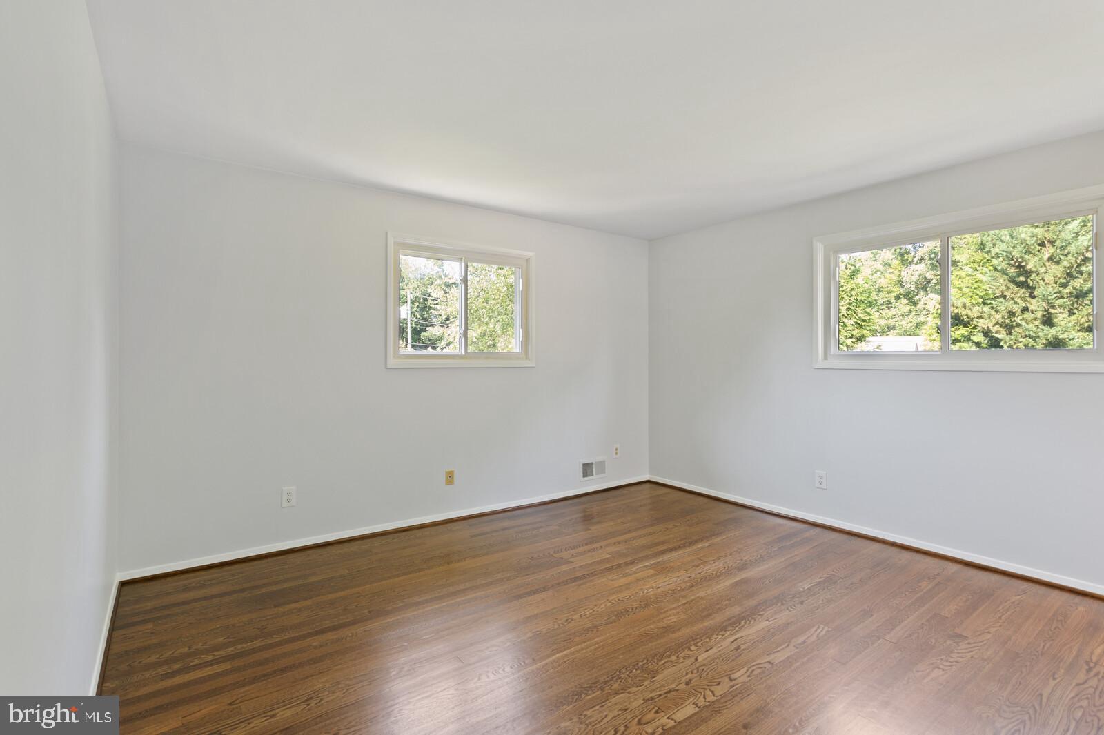 4132 Roberts Road Fairfax, VA 22030 - Photo 20 of 32 Upper Level: Master Bedroom
