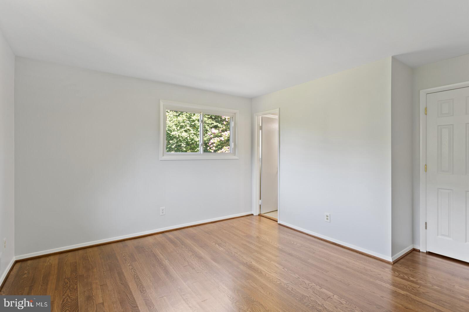 4132 Roberts Road Fairfax, VA 22030 - Photo 22 of 32 Upper Level: Master Bedroom
