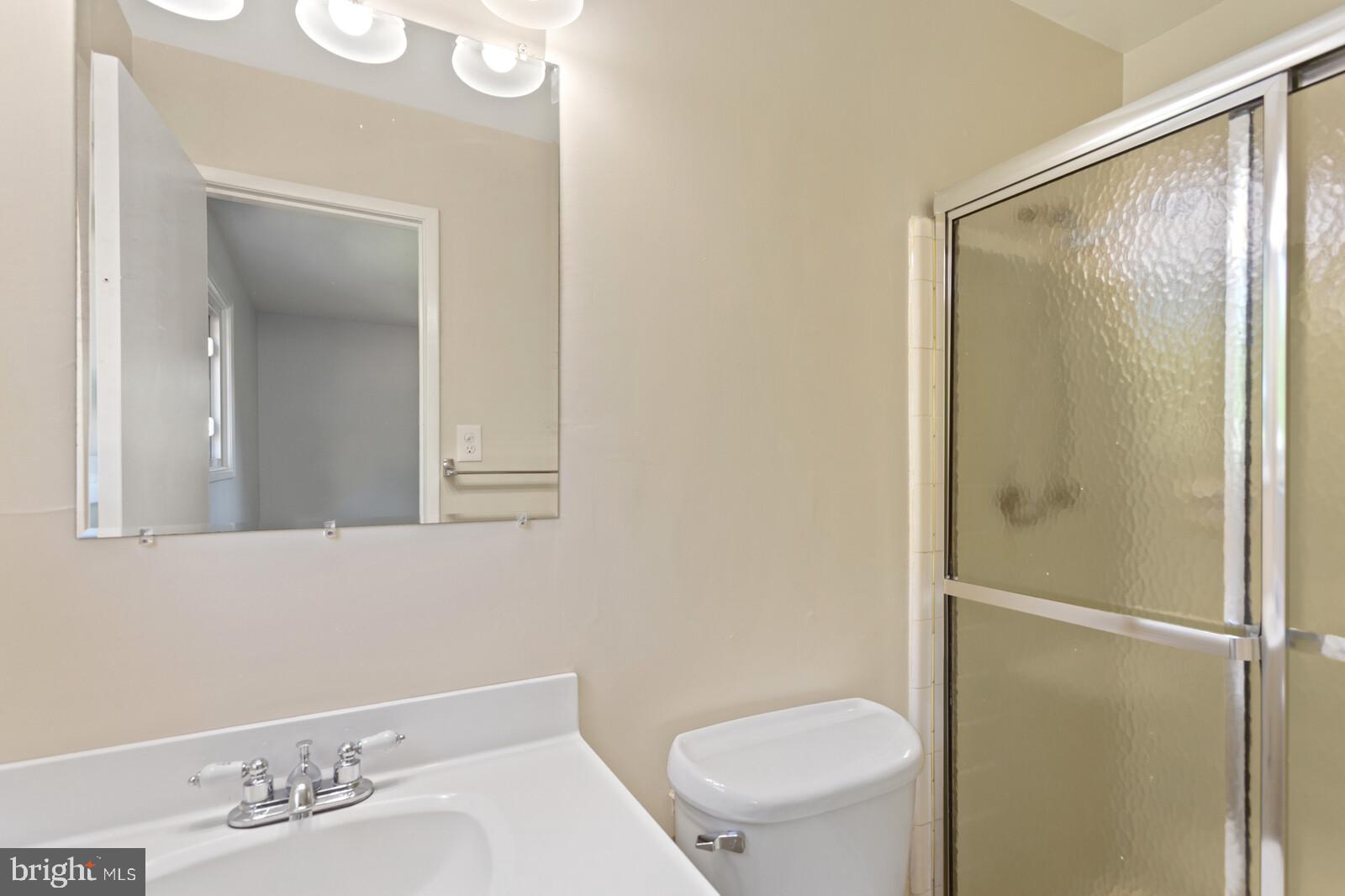 4132 Roberts Road Fairfax, VA 22030 - Photo 23 of 32 Upper Level: Master Bathroom