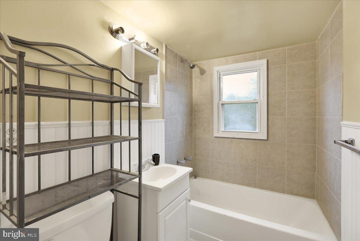1135 Elverson Road Morgantown, PA 19543 - Photo 23 of 26 Upstairs Full Bathroom