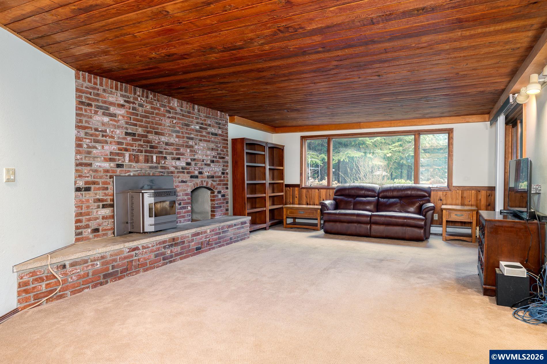 27572 South Kinzy Road Estacada, OR 97023 - Photo 31 of 50 a living room with furniture and a fireplace