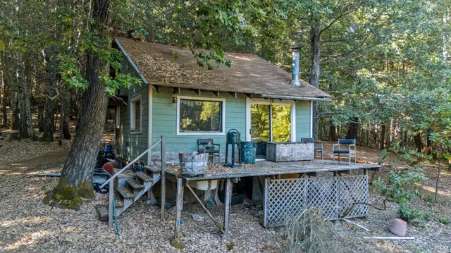 a view of a patio with table and chairs with wooden floor and fence