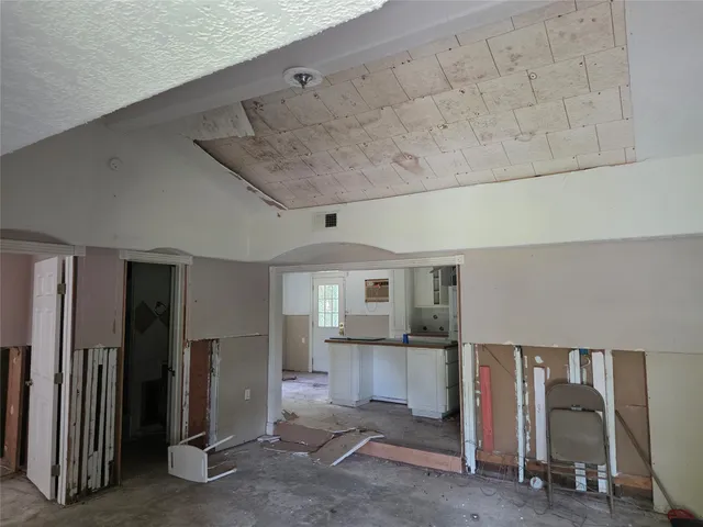 a view of a big room with closet and windows