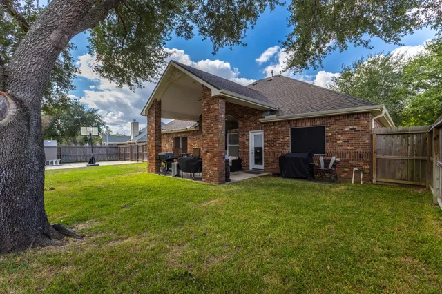 a view of a house with backyard