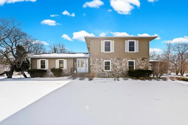 $715,000 | 21032 North Crestview Drive, Barrington, IL 60010