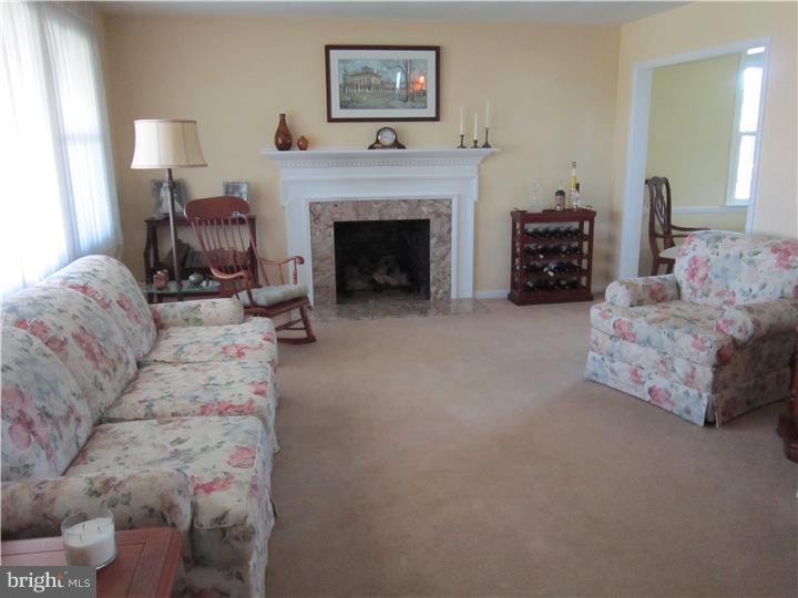 53 Snyder Lane Springfield, PA 19064 - Photo 2 of 25 Living Room