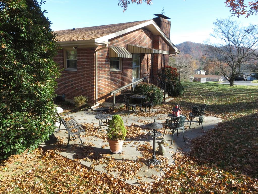 310 Lynfield Road Bristol, TN 37620 - Photo 5 of 21 side patio