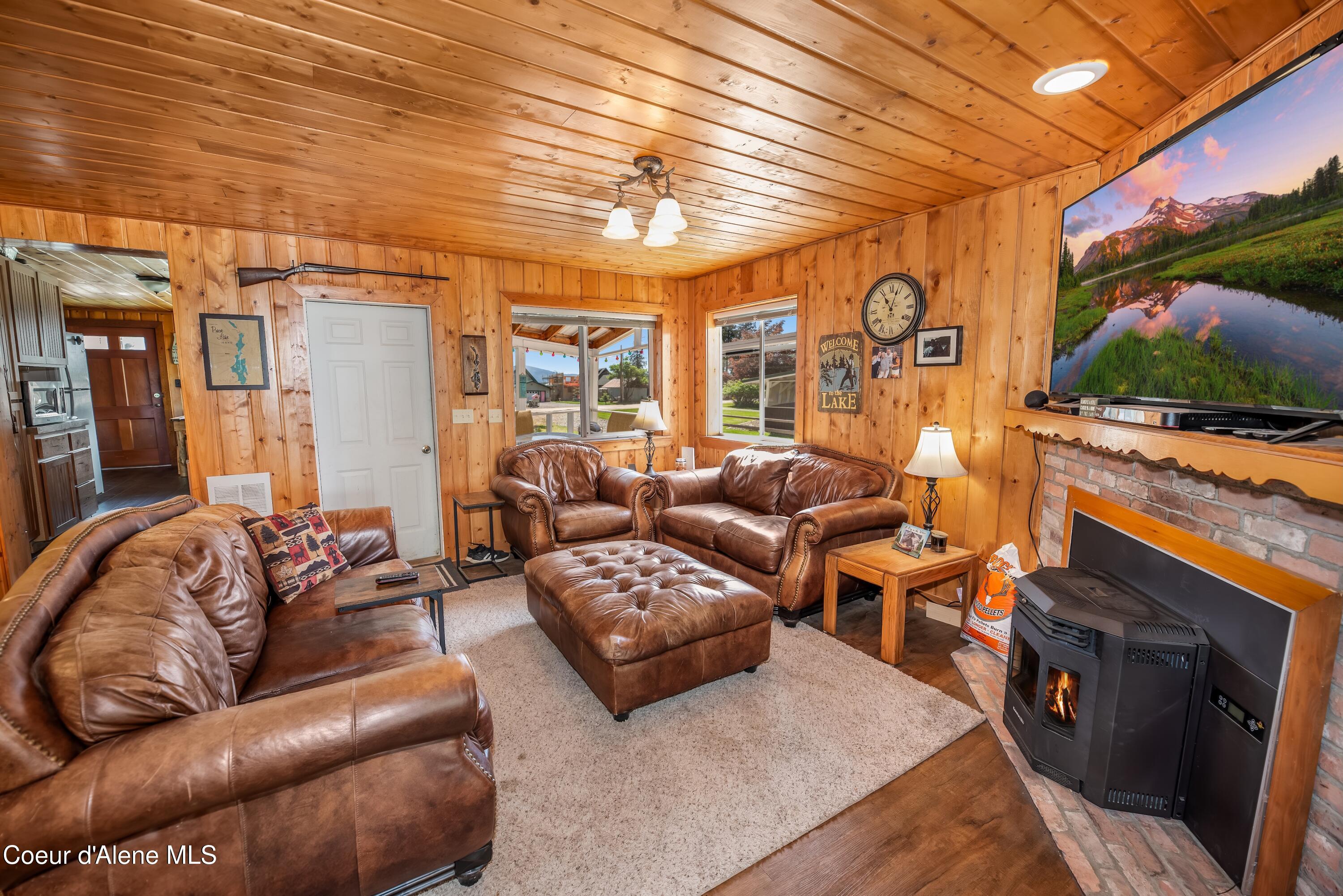 212 South Granite Bay Road Nordman, ID 83848 - Photo 13 of 41 Living Room 4