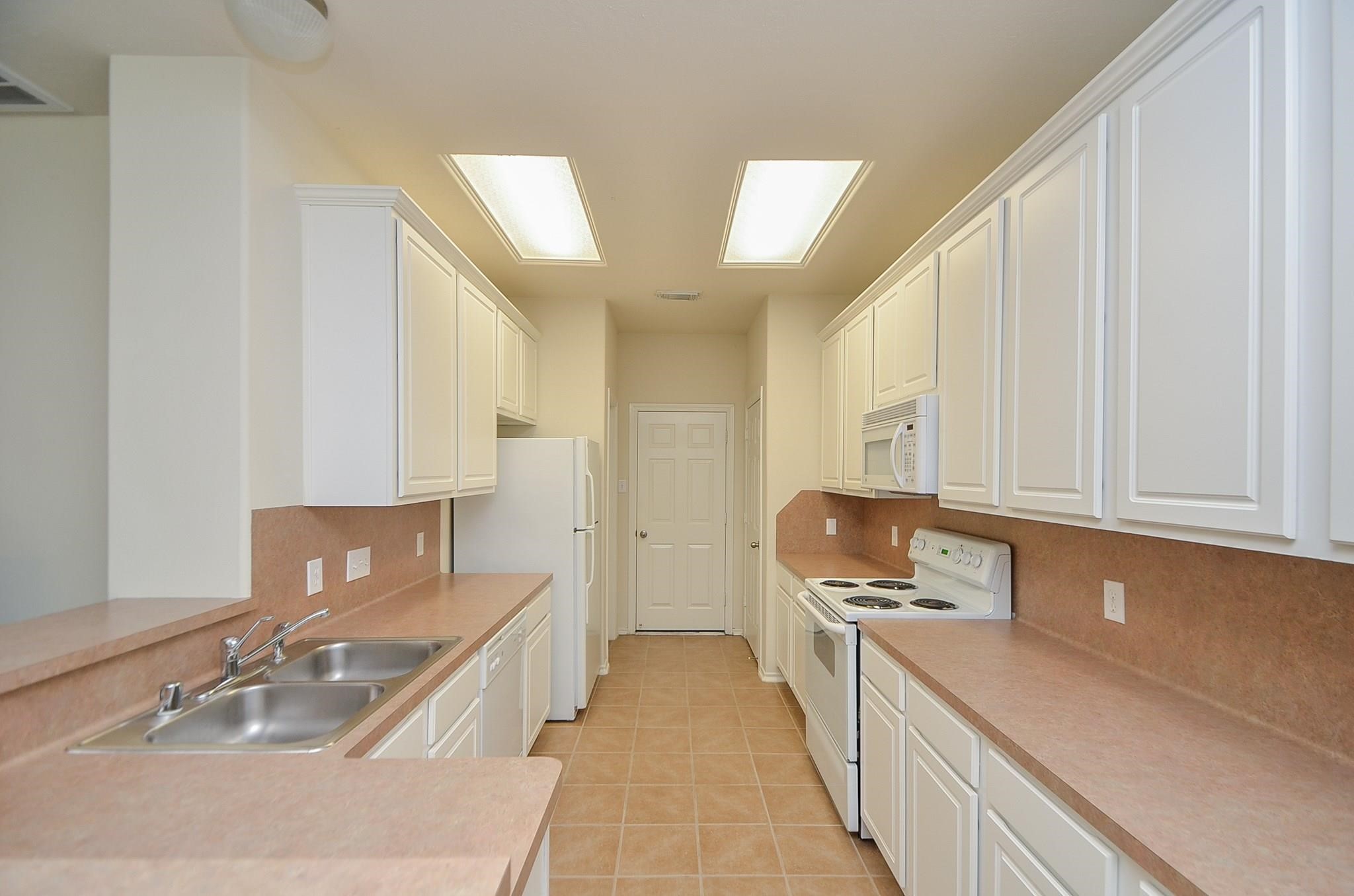 46 East Stedhill Loop Conroe, TX 77384 - Photo 13 of 32 a bathroom with a sink and a mirror